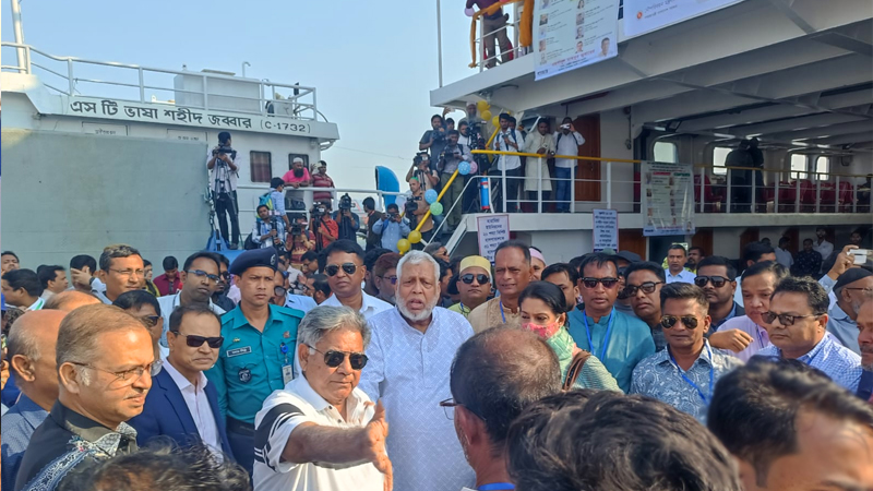 চট্টগ্রাম-সন্দ্বীপ রুটে চলল ফেরি, ৬ উপদেষ্টাকে নিয়ে সাগর পাড়ি চট্টগ্রাম-সন্দ্বীপ রুটে চলল ফেরি, ৬ উপদেষ্টাকে নিয়ে সাগর পাড়ি