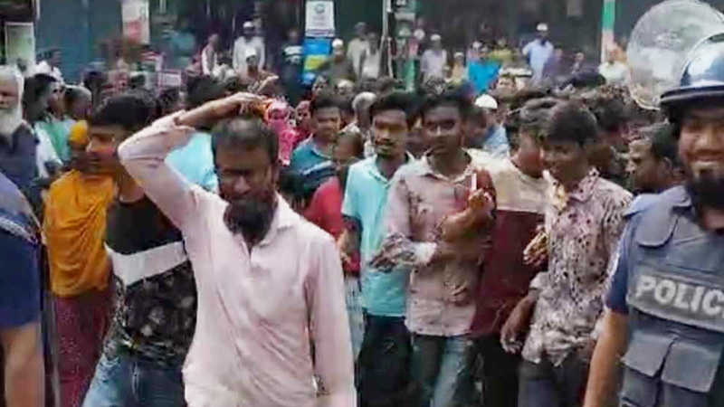 গাজীপুরে বকেয়া বেতনের দাবিতে ২ মহাসড়ক অবরোধ করে শ্রমিকদের বিক্ষোভ গাজীপুরে বকেয়া বেতনের দাবিতে ২ মহাসড়ক অবরোধ করে শ্রমিকদের বিক্ষোভ
