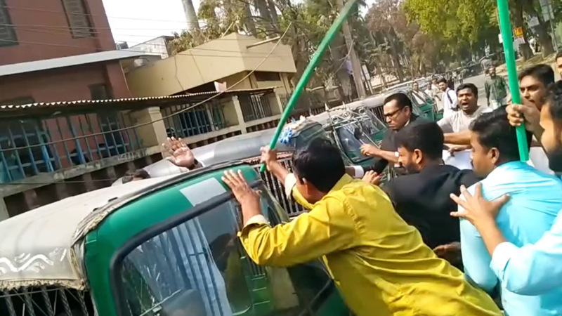 ধর্ষণ মামলার আসামির আইনজীবী ও ছাত্র-জনতার সংঘর্ষ, আহত ৮ ধর্ষণ মামলার আসামির আইনজীবী ও ছাত্র-জনতার সংঘর্ষ, আহত ৮