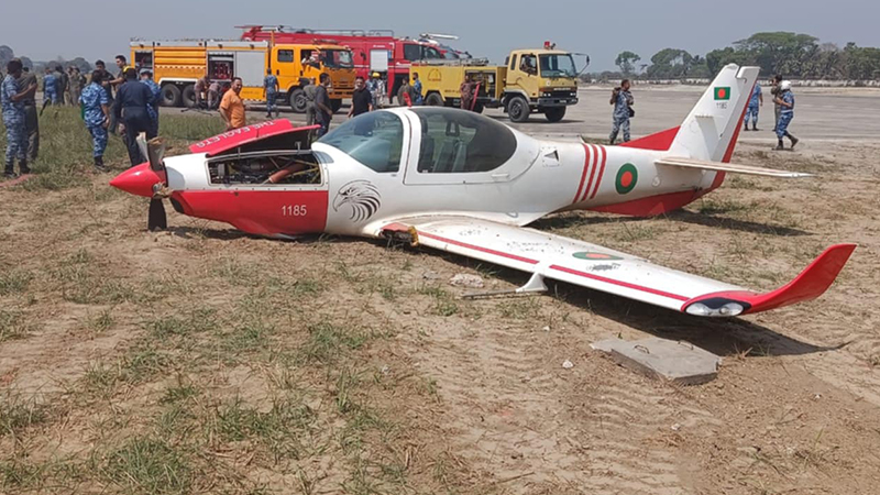 যশোরে প্রশিক্ষণ বিমানের ক্রাশ ল্যান্ডিং, অক্ষত দুই পাইলট যশোরে প্রশিক্ষণ বিমানের ক্রাশ ল্যান্ডিং, অক্ষত দুই পাইলট