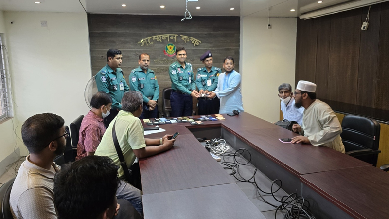 হারানো ৩৪ মোবাইল উদ্ধার করে মালিকদের হাতে তুলে দিল পুলিশ হারানো ৩৪ মোবাইল উদ্ধার করে মালিকদের হাতে তুলে দিল পুলিশ
