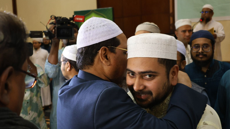 চরমোনাই পীরের ইফতারে জামায়াত-বিএনপিসহ বিভিন্ন দলের নেতারা চরমোনাই পীরের ইফতারে জামায়াত-বিএনপিসহ বিভিন্ন দলের নেতারা