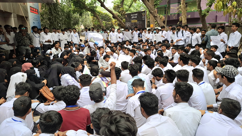 কোটা বাতিলের দাবিতে ক্লাস-পরীক্ষা বর্জন করে আন্দোলনে পলিটেকনিক শিক্ষার্থীরা কোটা বাতিলের দাবিতে ক্লাস-পরীক্ষা বর্জন করে আন্দোলনে পলিটেকনিক শিক্ষার্থীরা