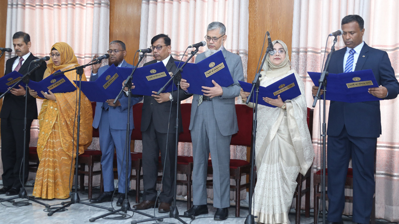 শপথ নিলেন পিএসসির নতুন ৭ সদস্য শপথ নিলেন পিএসসির নতুন ৭ সদস্য