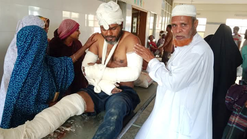 জমি নিয়ে বিরোধে সাংবাদিকের হাত-পা ভাঙল প্রতিপক্ষ জমি নিয়ে বিরোধে সাংবাদিকের হাত-পা ভাঙল প্রতিপক্ষ