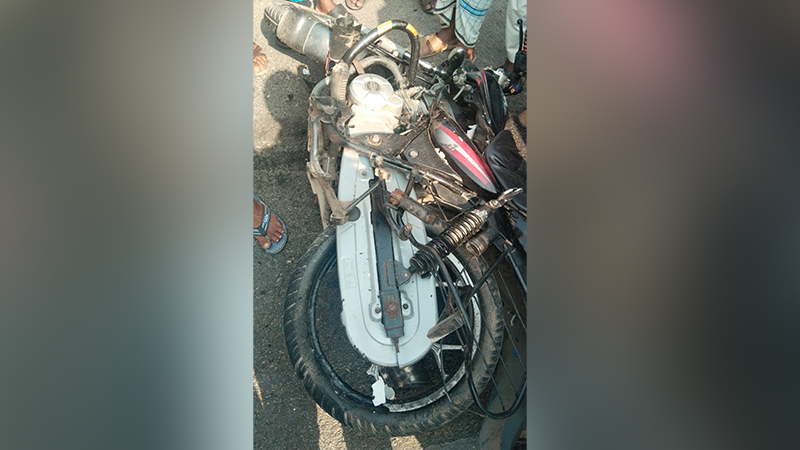 বাস-মোটরসাইকেল সংঘর্ষে একসঙ্গে তিন ভাইয়ের মৃত্যু বাস-মোটরসাইকেল সংঘর্ষে একসঙ্গে তিন ভাইয়ের মৃত্যু
