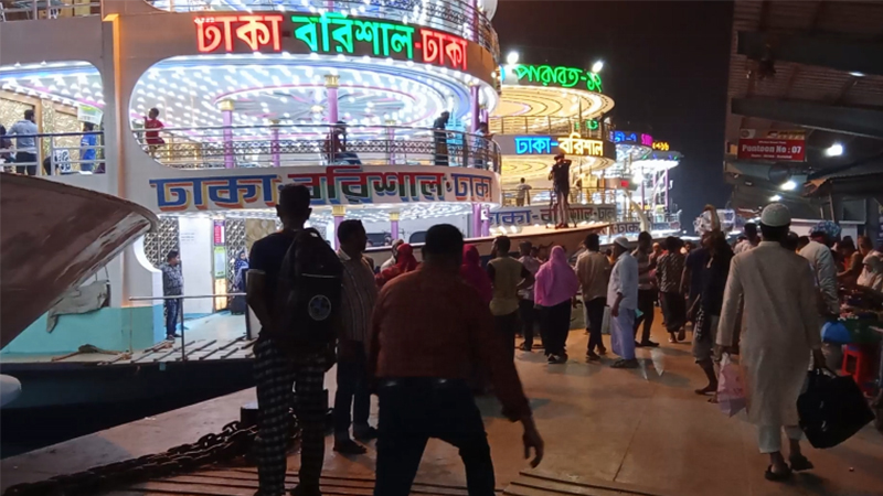 ঈদযাত্রায় সদরঘাটে নেই চিরচেনা হাঁকডাক ঈদযাত্রায় সদরঘাটে নেই চিরচেনা হাঁকডাক
