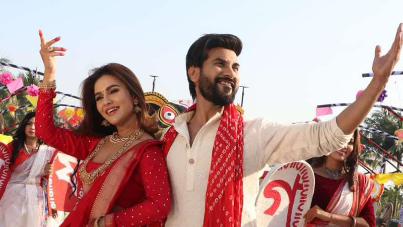 ‘জ্বীন ৩’ ছবির প্রথম গানে উৎসবের আমেজে নুসরাত-সজল ‘জ্বীন ৩’ ছবির প্রথম গানে উৎসবের আমেজে নুসরাত-সজল
