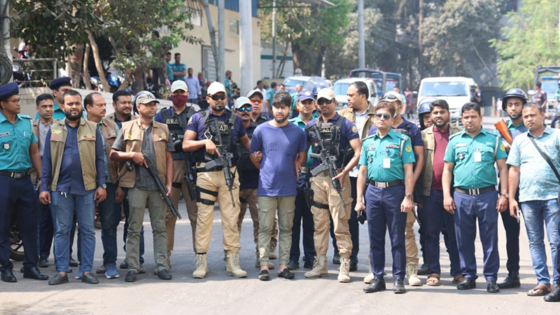 সাতদিনের রিমান্ডে শীর্ষ সন্ত্রাসী ‘ছোট সাজ্জাদ’ সাতদিনের রিমান্ডে শীর্ষ সন্ত্রাসী ‘ছোট সাজ্জাদ’