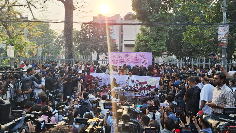 শকুনদের দৃষ্টি থেকে বোনদের রক্ষা করা চ্যালেঞ্জ হয়ে দাঁড়িয়েছে শকুনদের দৃষ্টি থেকে বোনদের রক্ষা করা চ্যালেঞ্জ হয়ে দাঁড়িয়েছে