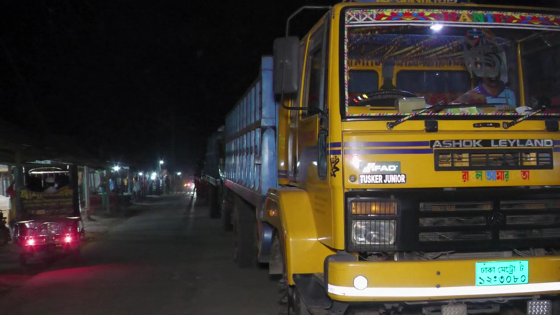 সোনাহাট ব্রিজে ২২ ঘণ্টা ধরে বন্ধ যান চলাচল সোনাহাট ব্রিজে ২২ ঘণ্টা ধরে বন্ধ যান চলাচল