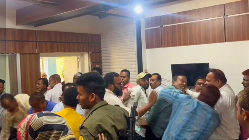 ইউএনওর কক্ষে ঢুকে জামায়াত নেতাদের বেধড়ক মারলেন বিএনপি নেতারা ইউএনওর কক্ষে ঢুকে জামায়াত নেতাদের বেধড়ক মারলেন বিএনপি নেতারা