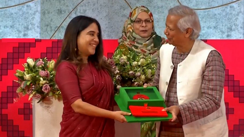 স্বাধীনতা পুরস্কার তুলে দিলেন প্রধান উপদেষ্টা স্বাধীনতা পুরস্কার তুলে দিলেন প্রধান উপদেষ্টা