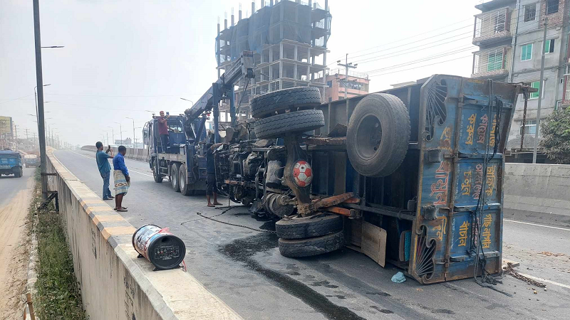 মহাসড়কে উল্টে যাওয়া ট্রাক সরাতে গিয়ে প্রাণ গেল শ্রমিকের, আহত ৬ মহাসড়কে উল্টে যাওয়া ট্রাক সরাতে গিয়ে প্রাণ গেল শ্রমিকের, আহত ৬