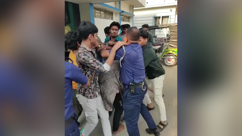 শিশুকে ধর্ষণচেষ্টায় অভিযুক্ত কিশোরকে থানা থেকে ছিনিয়ে নেওয়ার চেষ্টা শিশুকে ধর্ষণচেষ্টায় অভিযুক্ত কিশোরকে থানা থেকে ছিনিয়ে নেওয়ার চেষ্টা