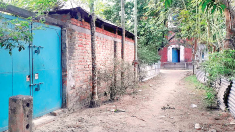 রেলের জমিতে বাড়ি শ্রমিক লীগ নেতার রেলের জমিতে বাড়ি শ্রমিক লীগ নেতার