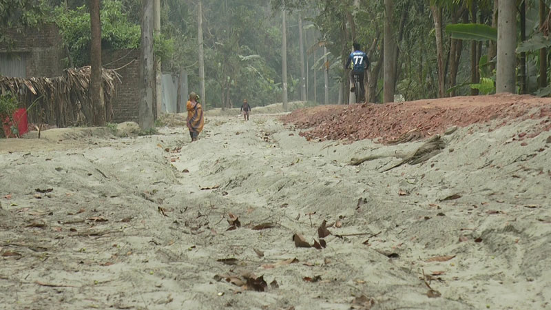 রাস্তা খুঁড়ে রেখে ঠিকাদার লাপাত্তা রাস্তা খুঁড়ে রেখে ঠিকাদার লাপাত্তা