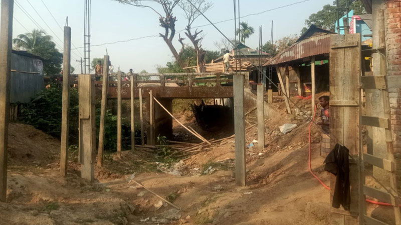 খালে অবৈধ স্থাপনা নির্মাণ বর্ষায় বিপর্যয়ের শঙ্কা খালে অবৈধ স্থাপনা নির্মাণ বর্ষায় বিপর্যয়ের শঙ্কা