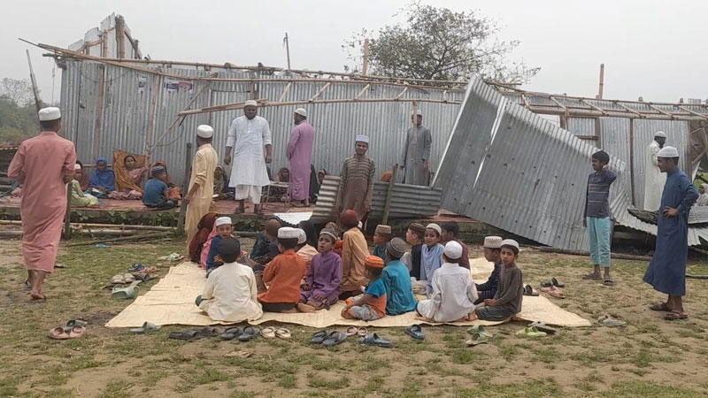 ঝড়ে ক্ষতিগ্রস্ত মাদ্রাসা খোলা জায়গায় ক্লাস ঝড়ে ক্ষতিগ্রস্ত মাদ্রাসা খোলা জায়গায় ক্লাস