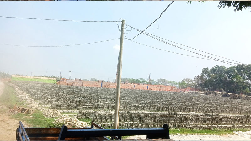 কৃষিজমি ঘিরে ইটভাটা চলছে উর্বরা মাটি কাটা কৃষিজমি ঘিরে ইটভাটা চলছে উর্বরা মাটি কাটা