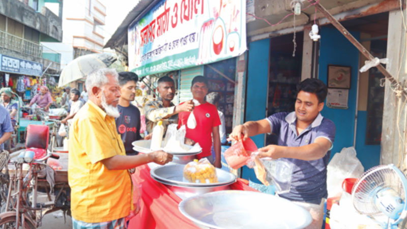 প্রাণ জুড়াচ্ছে সাঁথিয়ার মাঠা ও ঘোল প্রাণ জুড়াচ্ছে সাঁথিয়ার মাঠা ও ঘোল
