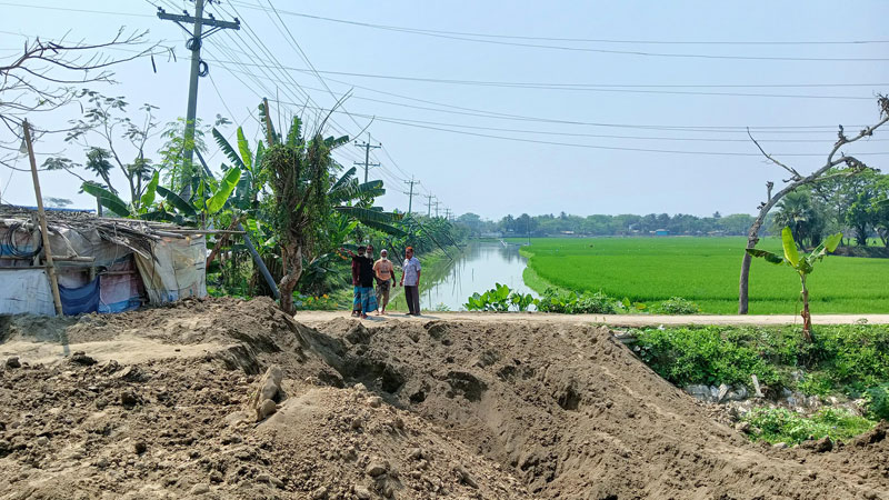 ভবন নির্মাণে সরকারি কালভার্টের মুখ ভরাট ভবন নির্মাণে সরকারি কালভার্টের মুখ ভরাট
