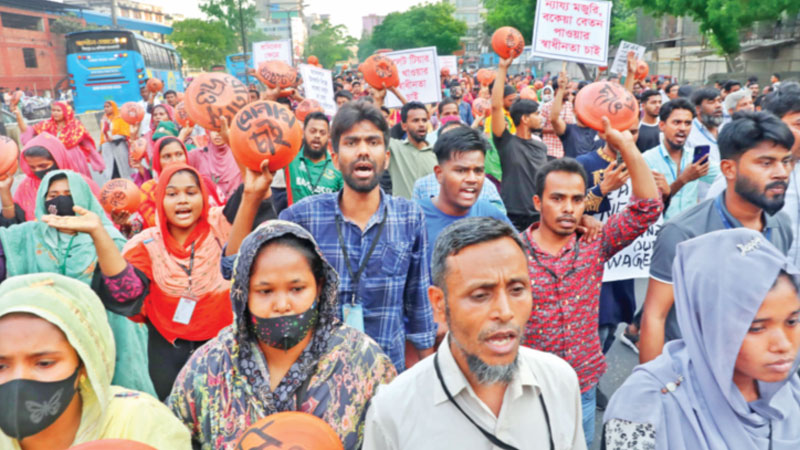 বেতন-বোনাসের দাবিতে শ্রমিকদের ভুখা মিছিল বেতন-বোনাসের দাবিতে শ্রমিকদের ভুখা মিছিল