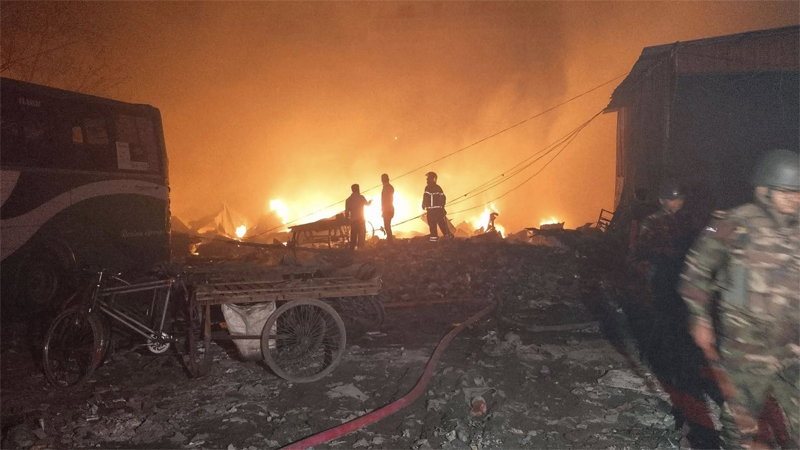 গাবতলীর শাহী মসজিদ বস্তির আগুন নিয়ন্ত্রণে গাবতলীর শাহী মসজিদ বস্তির আগুন নিয়ন্ত্রণে