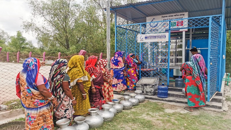 নোনাজলে সাতক্ষীরার মানুষের বেঁচে থাকার সংগ্রাম নোনাজলে সাতক্ষীরার মানুষের বেঁচে থাকার সংগ্রাম