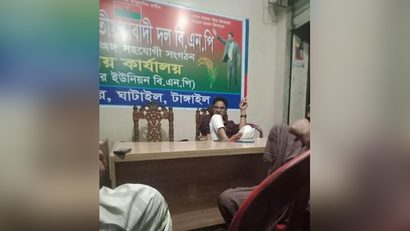 বিএনপি অফিসে টেবিলে পা তুলে আ’লীগ কর্মীর ধূমপান, ভাইরাল বিএনপি অফিসে টেবিলে পা তুলে আ’লীগ কর্মীর ধূমপান, ভাইরাল