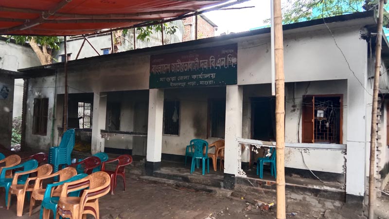 বিএনপি অফিস ভাঙচুর-আগুন: ক্রিকেটার সাকিবের বাবাসহ ৭৯ জনের বিরুদ্ধে মামলা বিএনপি অফিস ভাঙচুর-আগুন: ক্রিকেটার সাকিবের বাবাসহ ৭৯ জনের বিরুদ্ধে মামলা