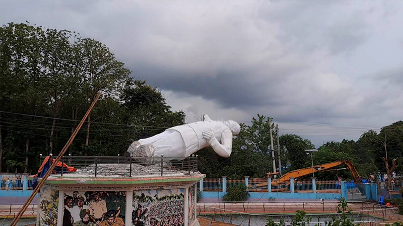 পাঁচ দিন চেষ্টার পর ভাঙা হলো বঙ্গবন্ধুর ভাস্কর্য পাঁচ দিন চেষ্টার পর ভাঙা হলো বঙ্গবন্ধুর ভাস্কর্য