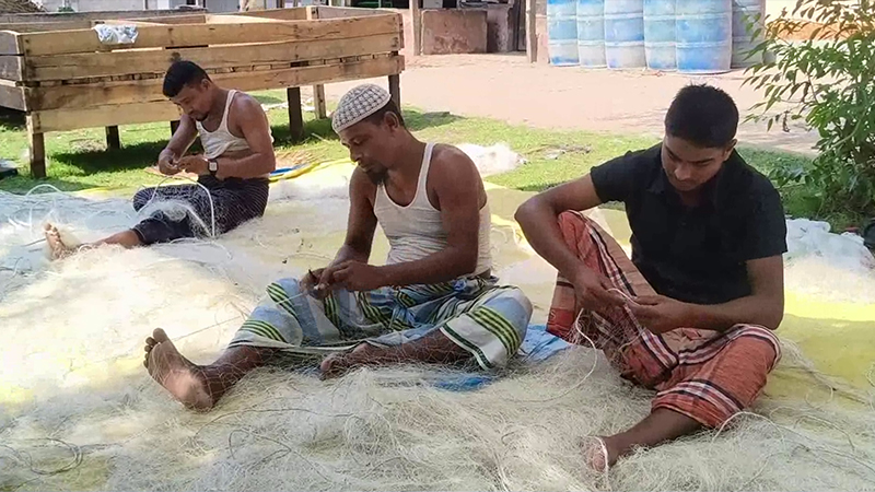 ধারদেনায় ডুবতে বসেছেন সমুদ্রগামী জেলেরা ধারদেনায় ডুবতে বসেছেন সমুদ্রগামী জেলেরা