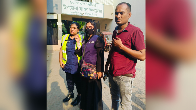 কিশোরীকে উদ্ধারে এসে কাঠের বাটামের আঘাতে আহত ৩ পুলিশ কিশোরীকে উদ্ধারে এসে কাঠের বাটামের আঘাতে আহত ৩ পুলিশ