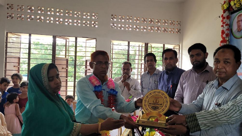 অশ্রুসিক্ত ভালোবাসায় শিক্ষককে বিদায় অশ্রুসিক্ত ভালোবাসায় শিক্ষককে বিদায়