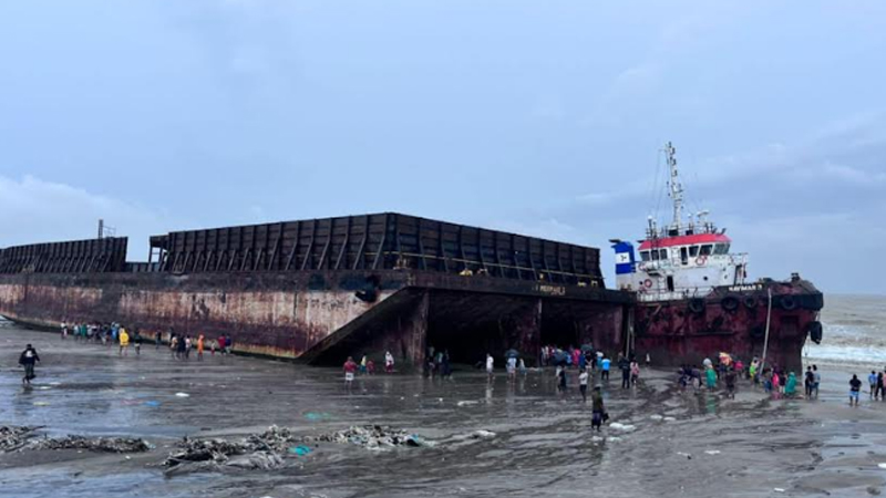 সাগরের উত্তাল ঢেউয়ে তীরে চার জাহাজ সাগরের উত্তাল ঢেউয়ে তীরে চার জাহাজ