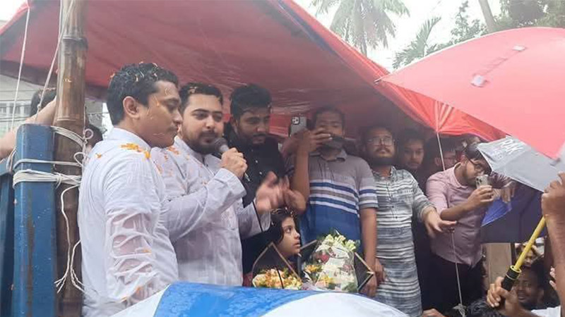 বৃষ্টিতে ভিজে জনসংযোগ এনসিপির নাহিদ-তাসনীম জারার বৃষ্টিতে ভিজে জনসংযোগ এনসিপির নাহিদ-তাসনীম জারার