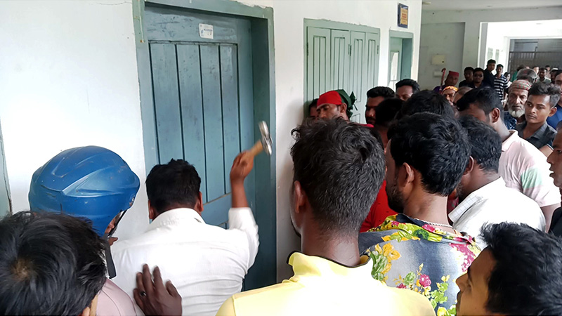 ইউপি চেয়ারম্যানের কক্ষের তালা ভেঙে নতুন তালা ঝুলিয়ে দিল বিএনপি ইউপি চেয়ারম্যানের কক্ষের তালা ভেঙে নতুন তালা ঝুলিয়ে দিল বিএনপি
