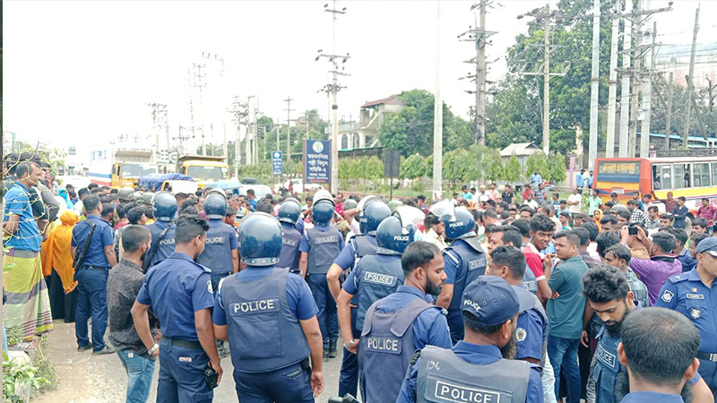 বকেয়া বেতনের দাবিতে মহাসড়ক অবরোধ বকেয়া বেতনের দাবিতে মহাসড়ক অবরোধ