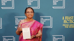 বুকার পুরস্কার পেলেন ভারতীয় লেখক বানু মুশতাক