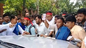 অটোপাসের দাবিতে জাতীয় বিশ্ববিদ্যালয়ের ভিসির ওপর হামলা