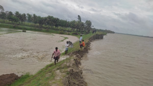 আনোয়ারায় নদের বেড়িবাঁধ ভেঙে লোকালয়ে পানি
