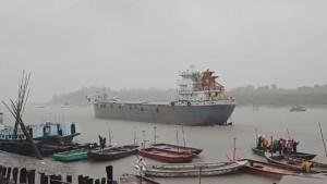মোংলা বন্দরে ৩ নম্বর সতর্কসংকেত, পণ্য খালাস ব্যাহত, জোয়ারের পানিবৃদ্ধি