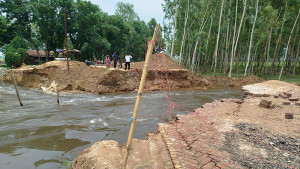 পানির তোড়ে ভেঙে গেল সড়ক