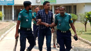 রুয়েট কর্মকর্তা মামুনকে পুলিশে দিলেন ছাত্ররা