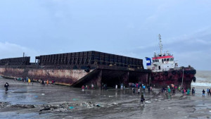 সাগরের উত্তাল ঢেউয়ে তীরে চার জাহাজ