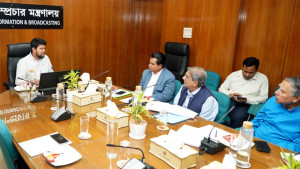 সংবাদপত্রের মধ্যে ইতিবাচক প্রতিদ্বন্দ্বিতা দেখতে চায় সরকার: তথ্য উপদেষ্টা