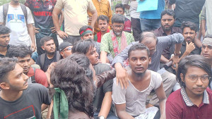 জবি শিক্ষার্থীদের লংমার্চে টিয়ারগ্যাস নিক্ষেপে সড়কে বসে পড়লেন প্রক্টর