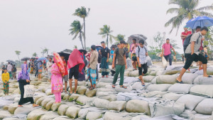 হাতিয়ায় নৌ-যোগাযোগ বন্ধ, অনিশ্চয়তায় দুই শতাধিক ভর্তি পরীক্ষার্থী