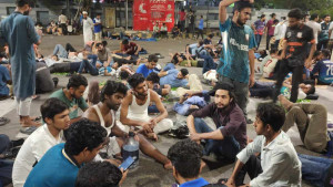 অনড় জবি শিক্ষার্থীরা রাতেও সড়কে